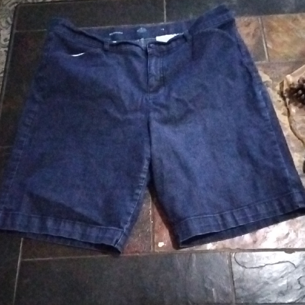 St. John's Bay Blue Denim Shorts Sz 18   0009